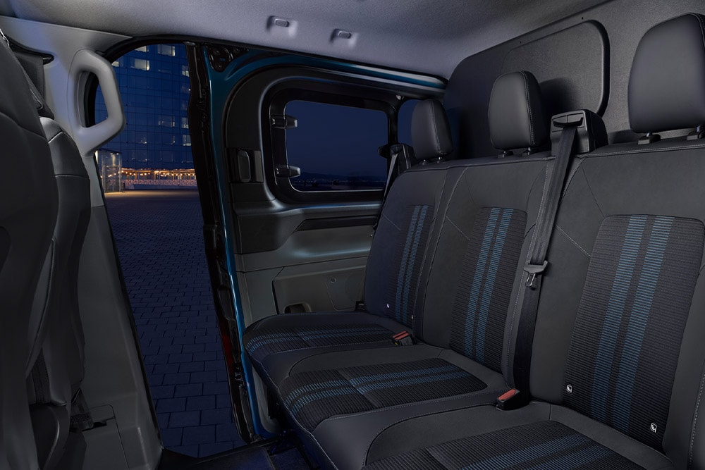 Zweite Sitzreihe im Ford E-Transit Custom Double Cab Innenraum (DCIV)