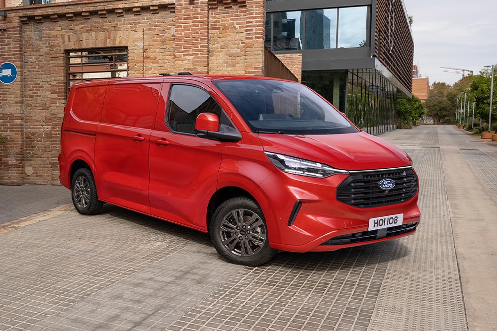 Roter Ford Transit Custom Transporter geparkt an der Straße.