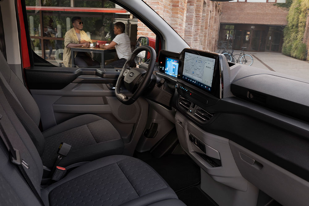 Innenansicht eines Ford E-Transit Custom Elektro-Transporters mit Sitzen.
