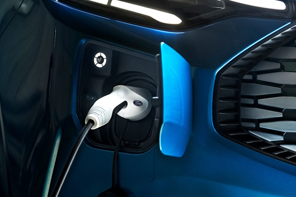 Ladeanschluss eines blauen Ford E-Transit Custom Elektro-Transporters