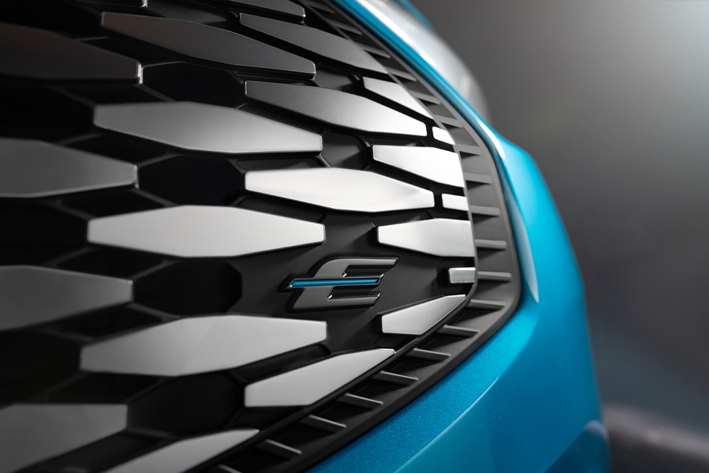 Nahaufnahme des Kuehlergrills des Ford E-Transit Custom.  