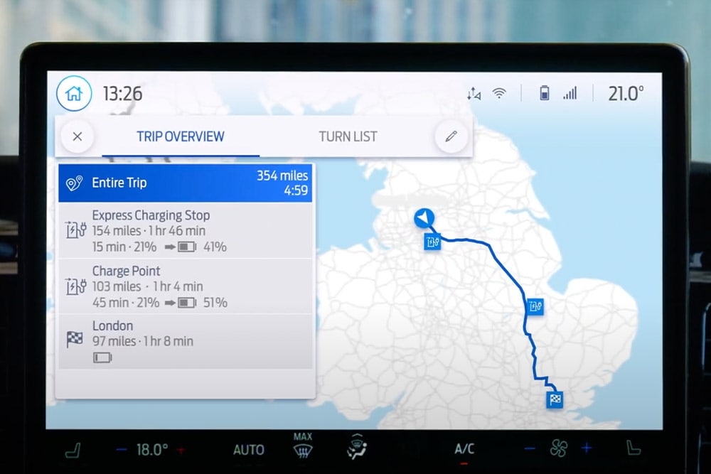 Navigationsbildschirm im Ford E-Transit Custom Elektro-Transporter mit Touruebersicht.  