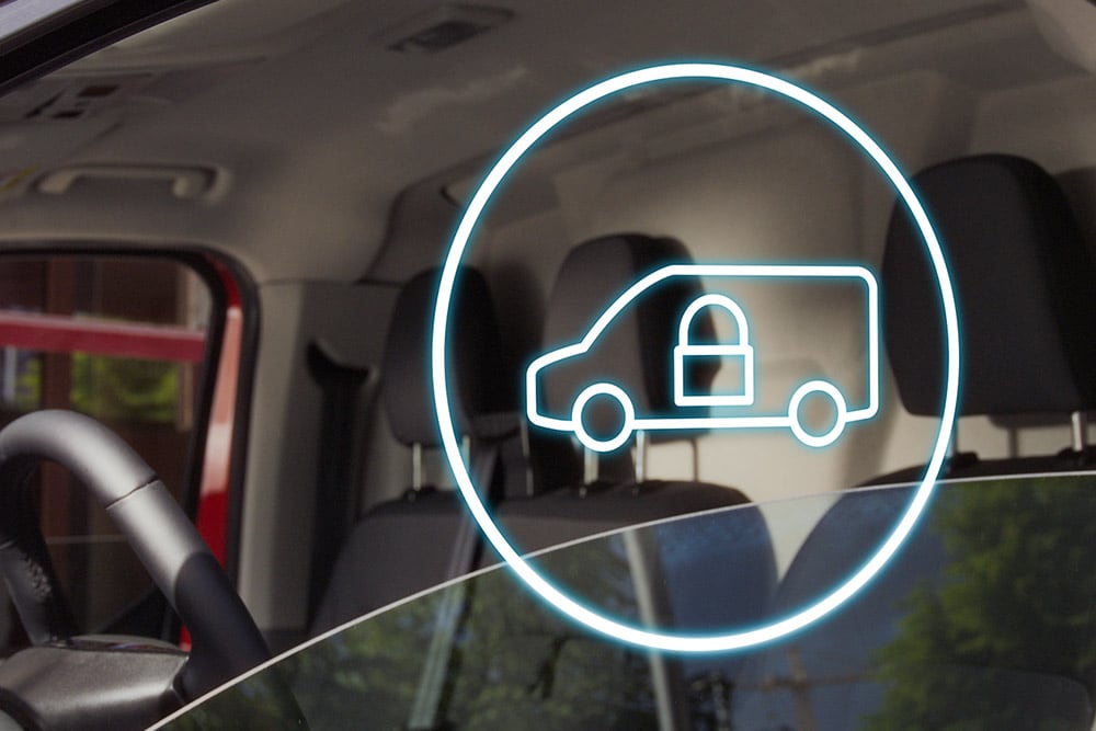 Symbol eines verschlossenen Transporters auf der Windschutzscheibe eines Ford E-Transit Custom.  
