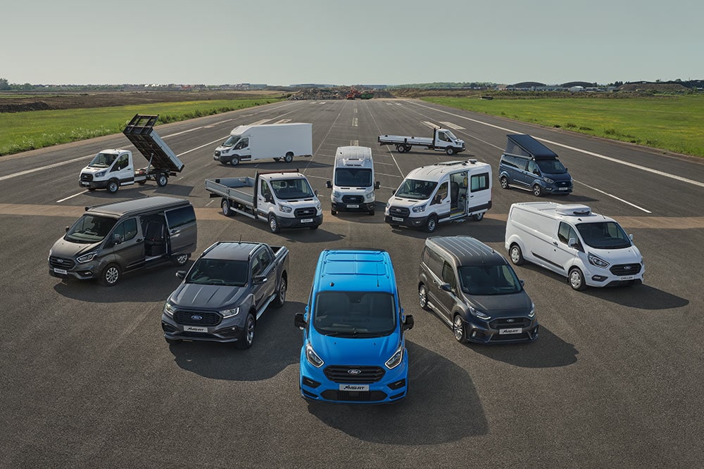 Ansammlung geparkter Ford-Transporter und -Pickups, die die Vielfalt der verfügbaren Modelle zeigt.