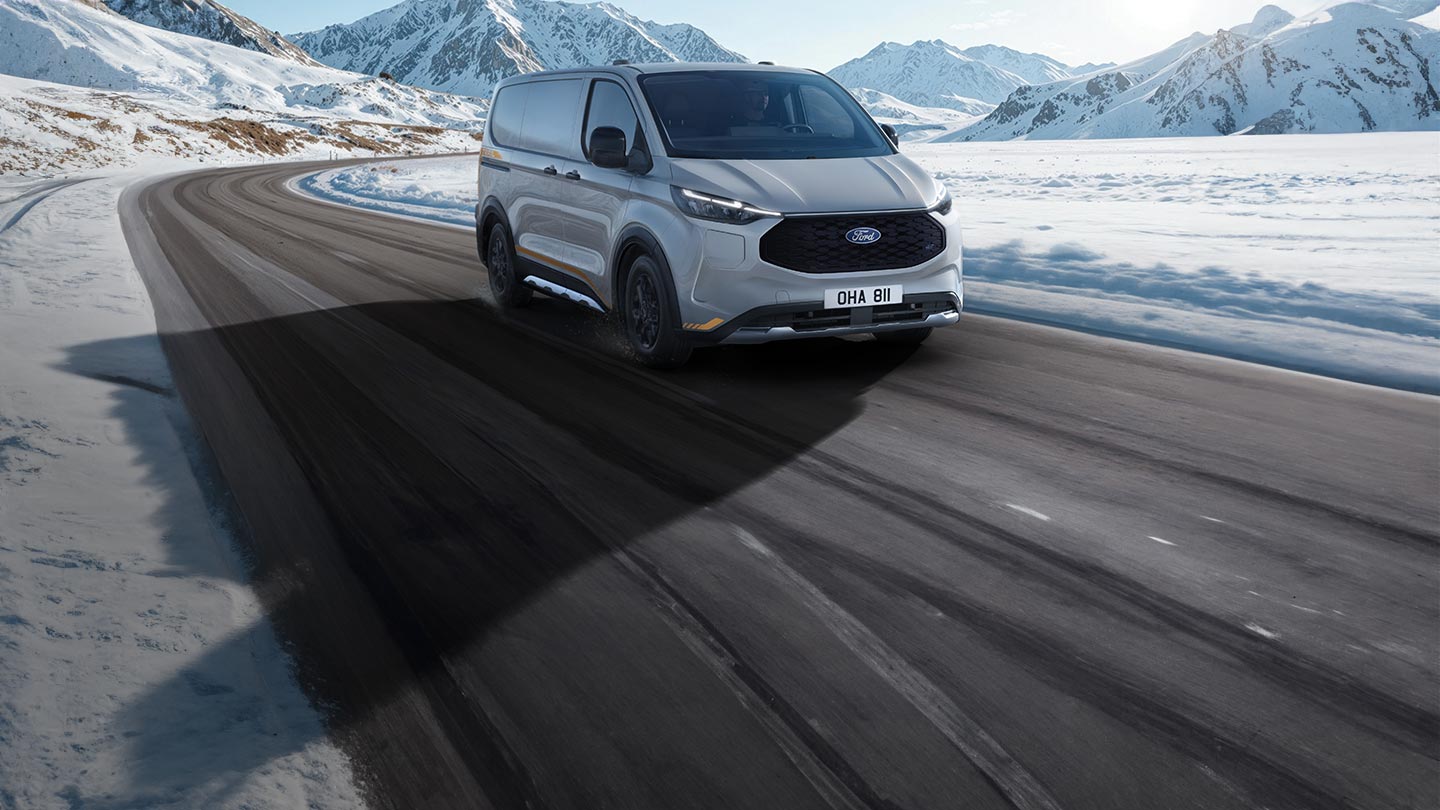 E-Transit Custom AWD auf einer schneebedeckten Straße.