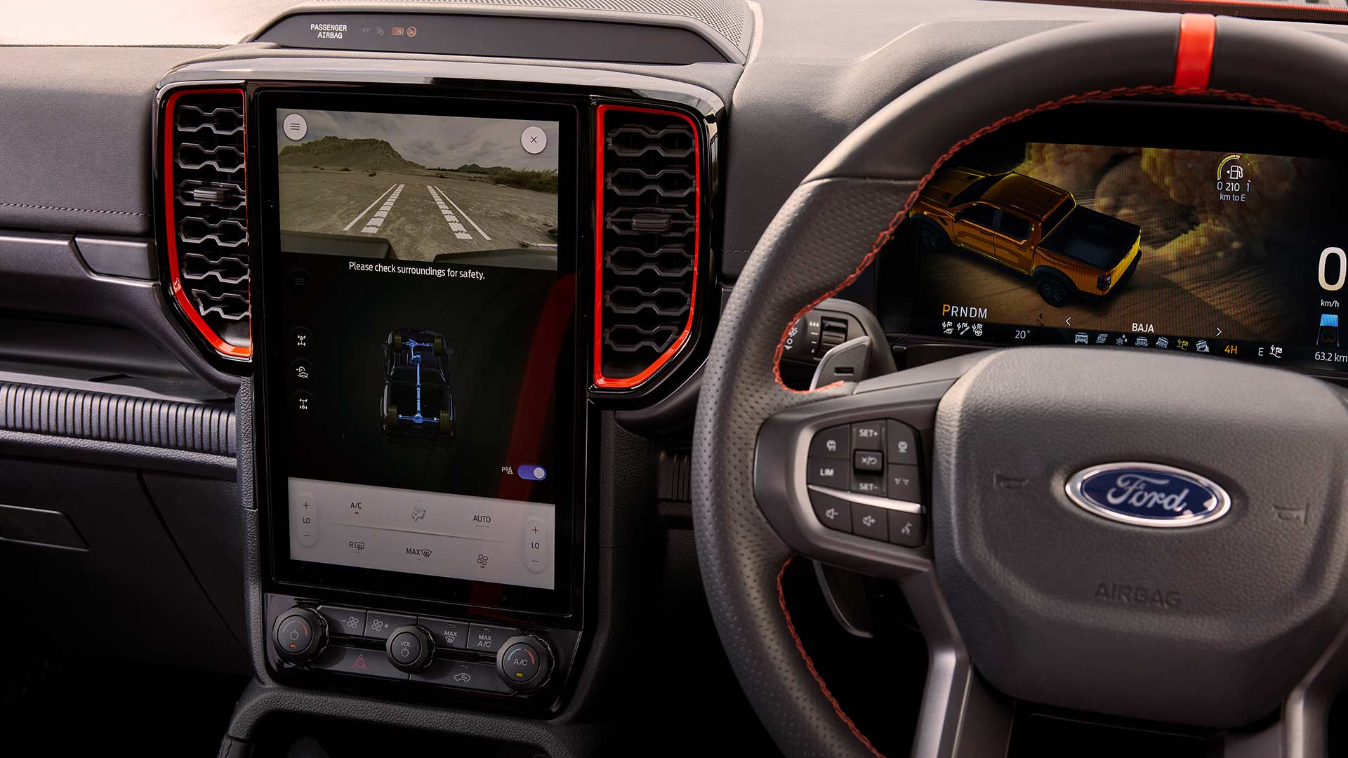 Innenansicht des Armaturenbretts und des Infotainment-Bildschirms des Ford Ranger Raptor.