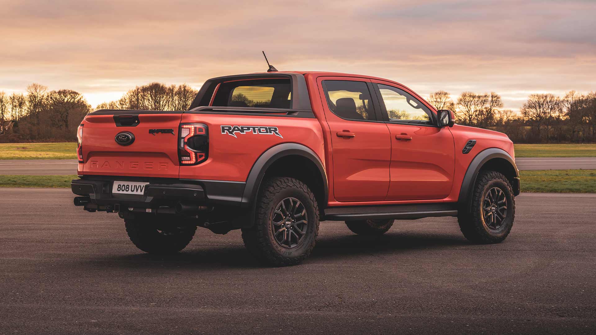 Code Orange Ford Ranger Raptor Rückansicht, geparkt auf einer Piste.