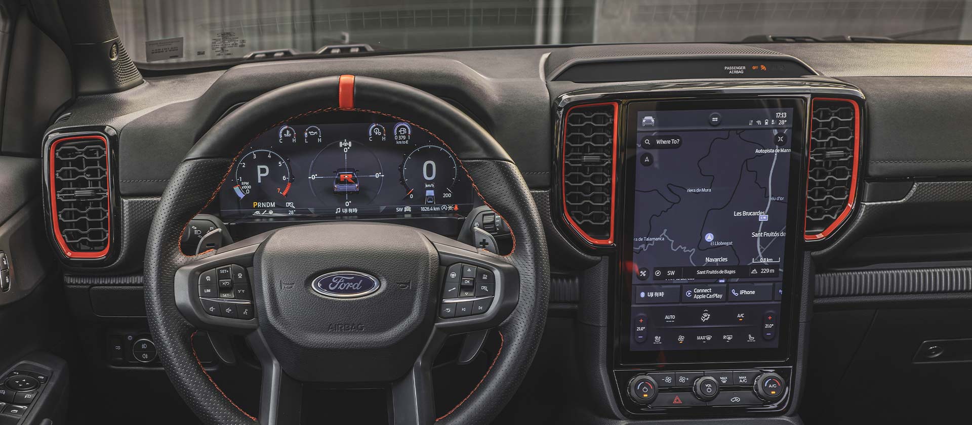 Innenansicht des Armaturenbretts und des Infotainment-Bildschirms des Ford Ranger Raptor.