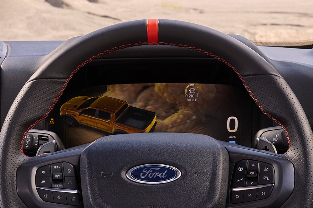 Ford Ranger Raptor Lenkrad mit zentraler Markierung und digitalem Armaturenbrett-Display.