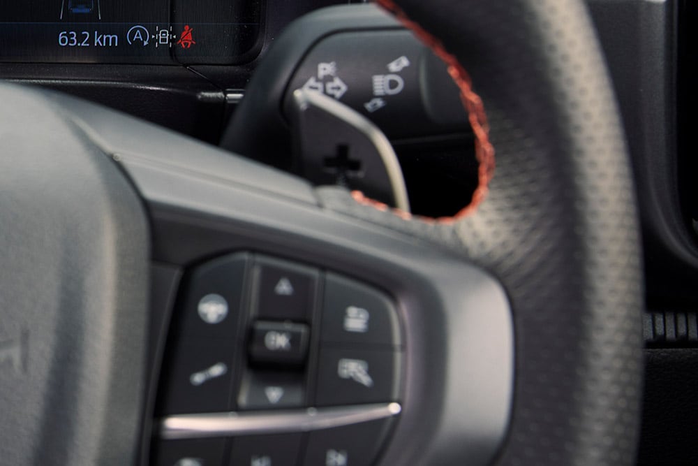 Lenkrad des Ford Ranger Raptor mit Schaltwippen.