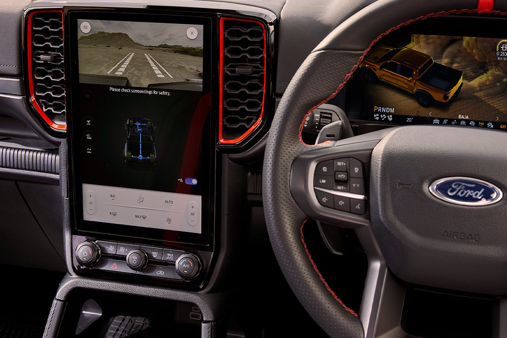 Innenansicht des Armaturenbretts und des Infotainment-Bildschirms des Ford Ranger Raptor.