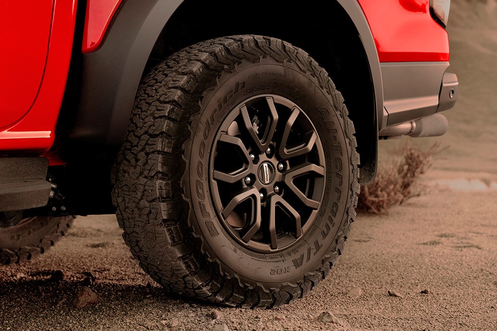 Reifen- und Felgendetail des Code Orange Ford Ranger Raptor.