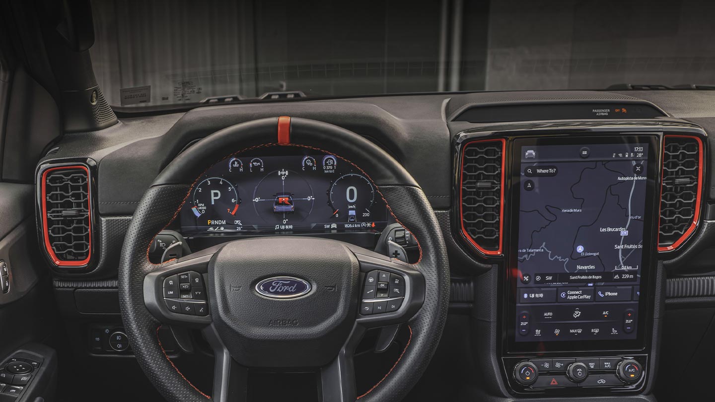 Innenansicht des Armaturenbretts und des Infotainment-Bildschirms des Ford Ranger Raptor.