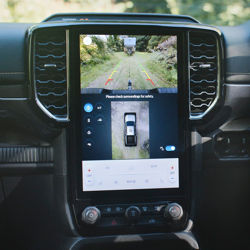 Touchscreen des Ford Ranger Raptor mit 360-Grad-Kamera.
