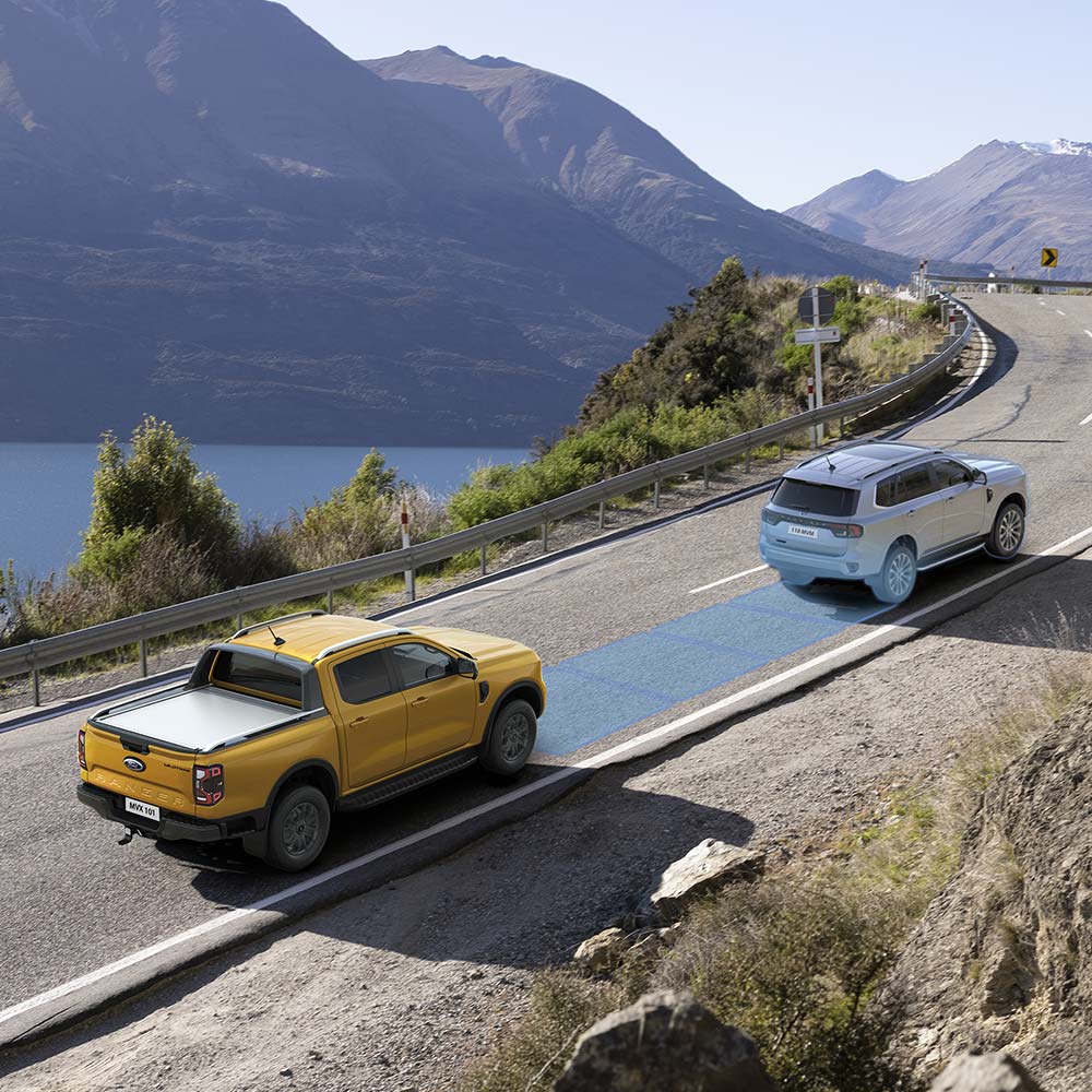Cyber Orange Ford Ranger mit adaptiver Geschwindigkeitsregelung während der Fahrt.