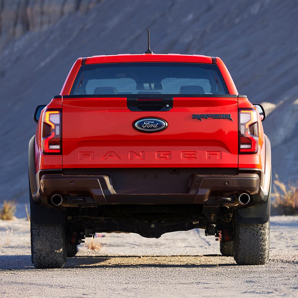 Heckansicht des Code Orange Ford Ranger Raptor, im Freien geparkt.