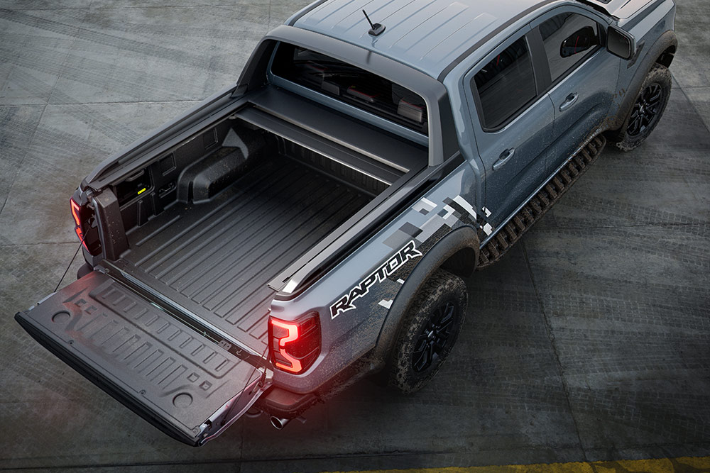Rückansicht eines Ford Ranger Raptor mit Fokus auf Ladefläche und Heckklappe des Fahrzeugs.