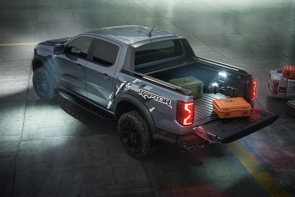 Rückansicht eines Ford Ranger Raptor, bei der die Außenbeleuchtung des Fahrzeugs im Mittelpunkt steht.