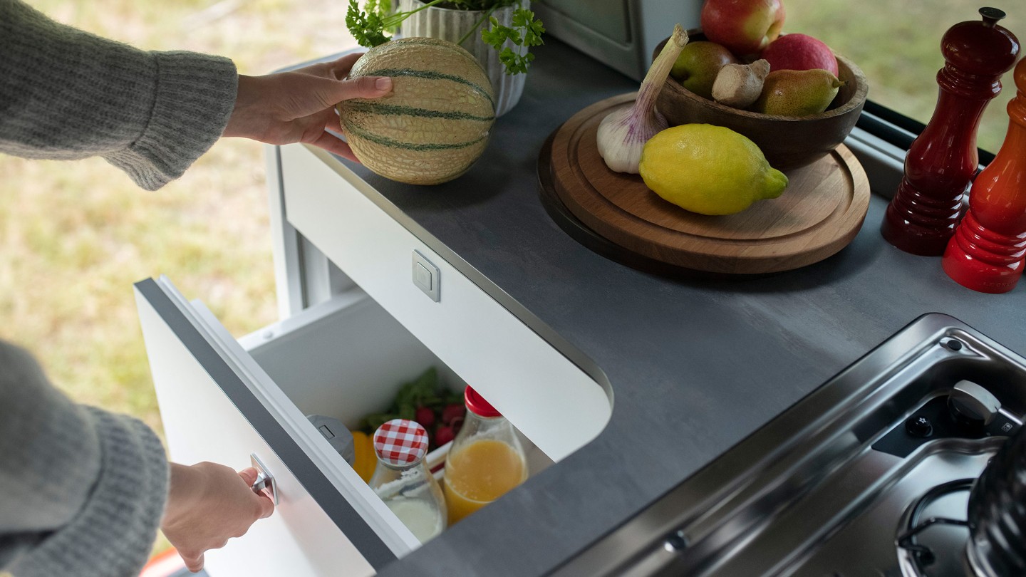 Der neue Ford Nugget Innenansicht mit Kühlschrank und Arbeitsfläche