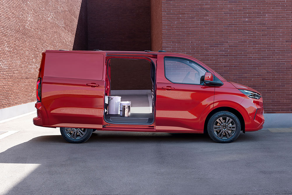 Roter Ford Transit Custom Transporter mit geöffneten Türen, Innenraum sichtbar.