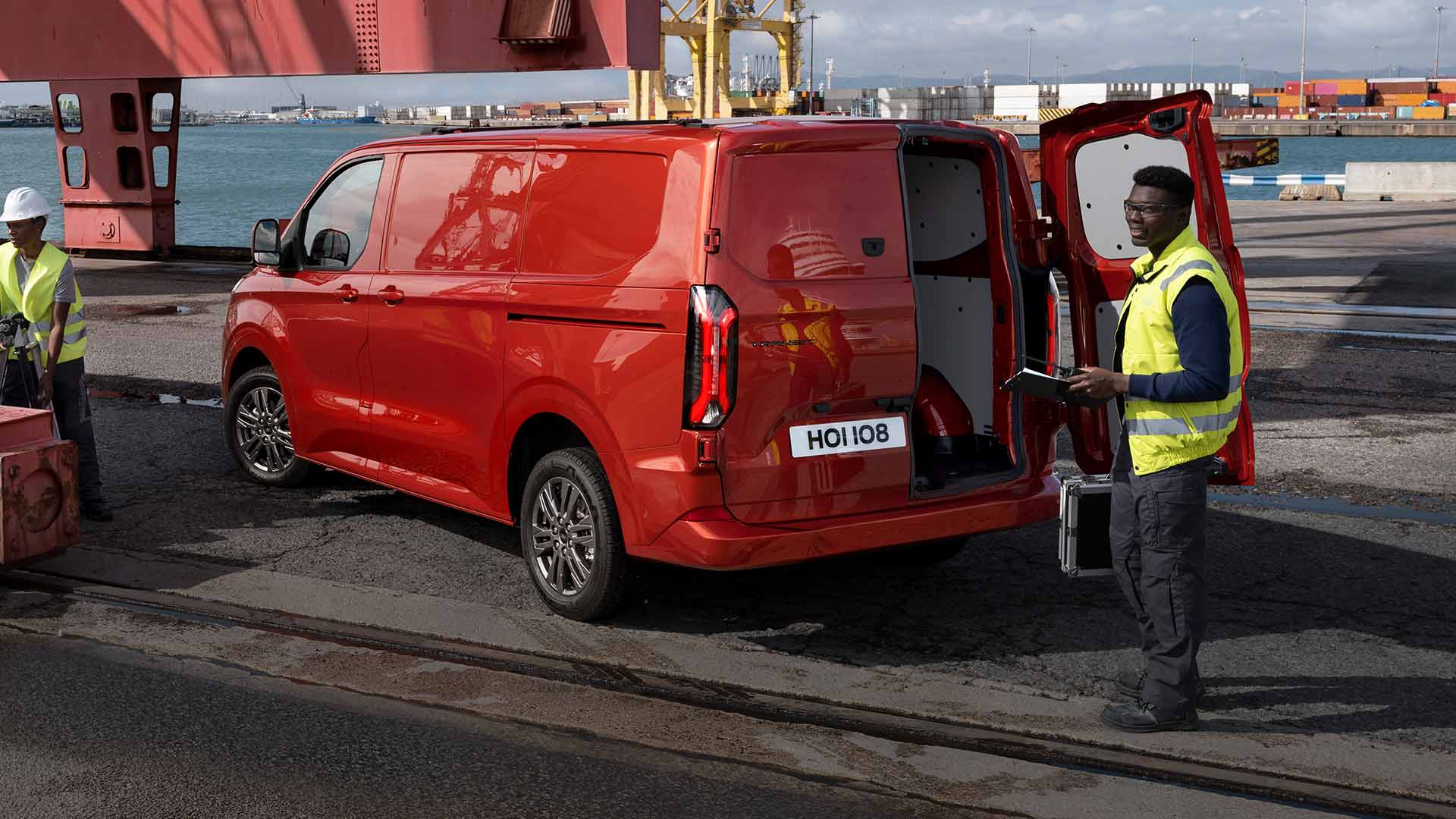 Roter Ford Transit Custom Kleintransporter an einem Hafen