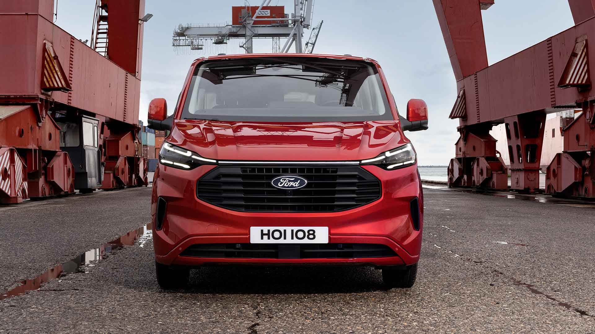 Roter Ford Transit Custom Kleintransporter an einem Dock