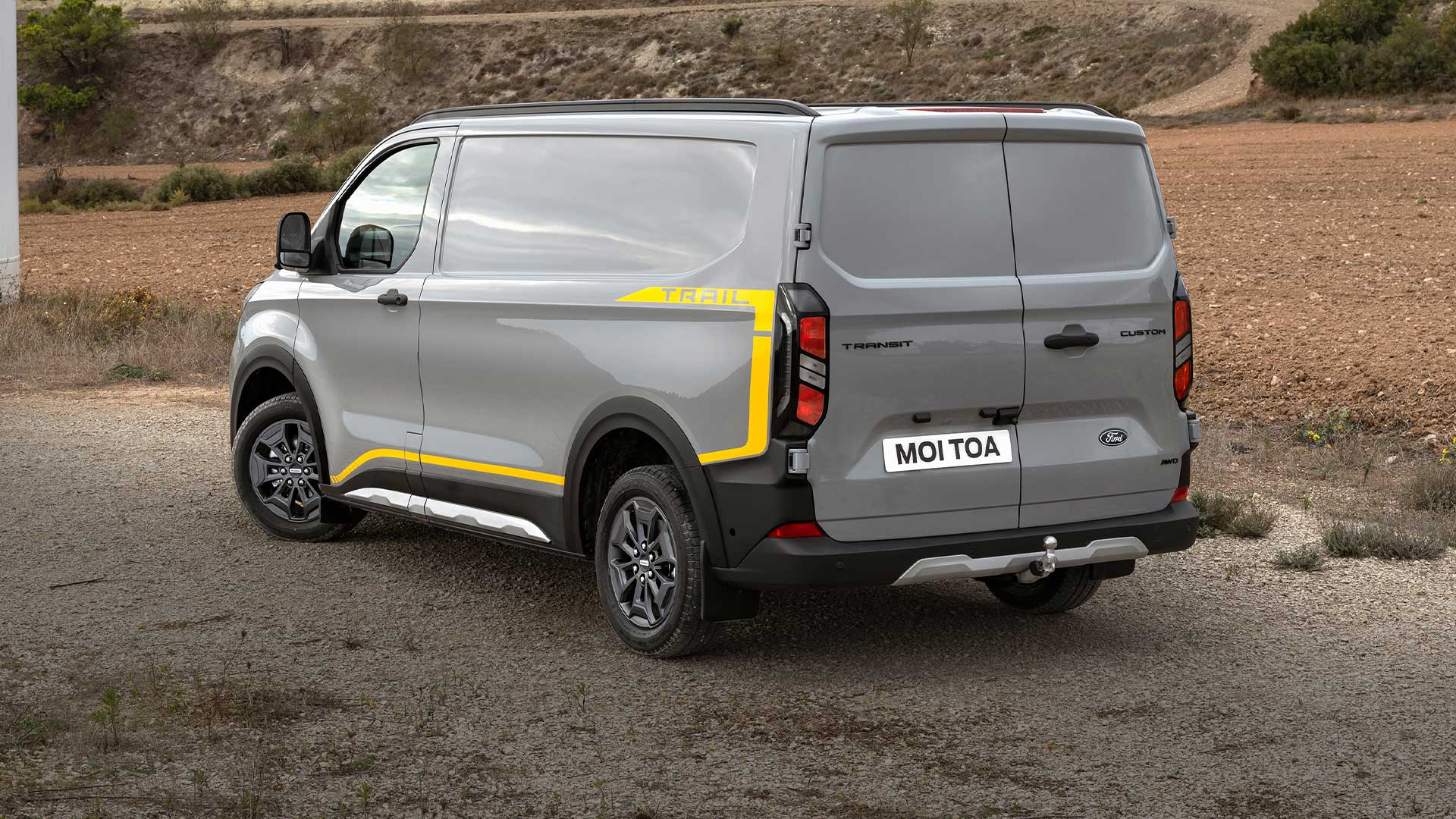 Heckansicht eines grauen Ford Transit Custom Trail Transporter