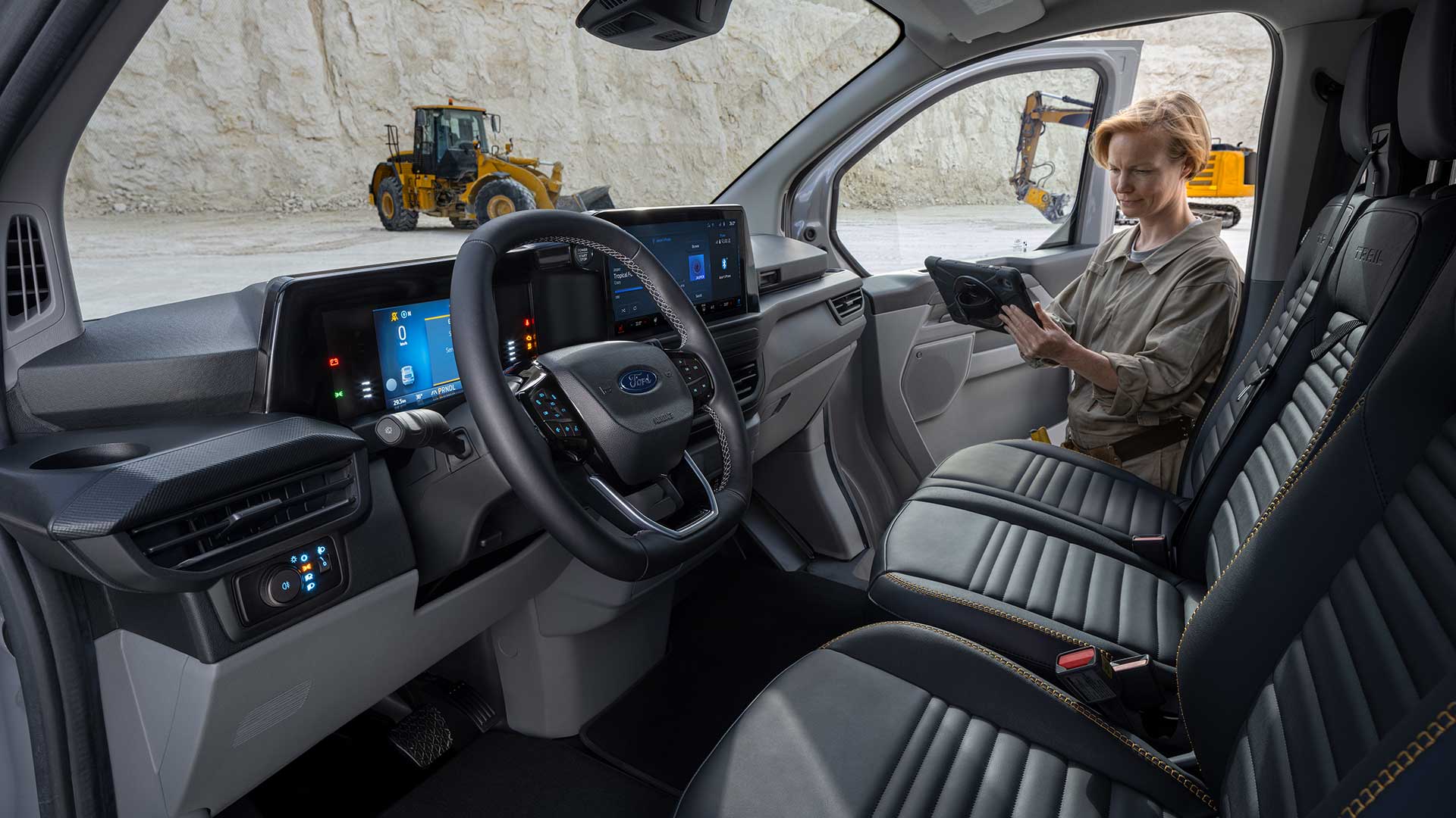 Innenraum eines grauen Ford Transit Custom Trail Transporters.