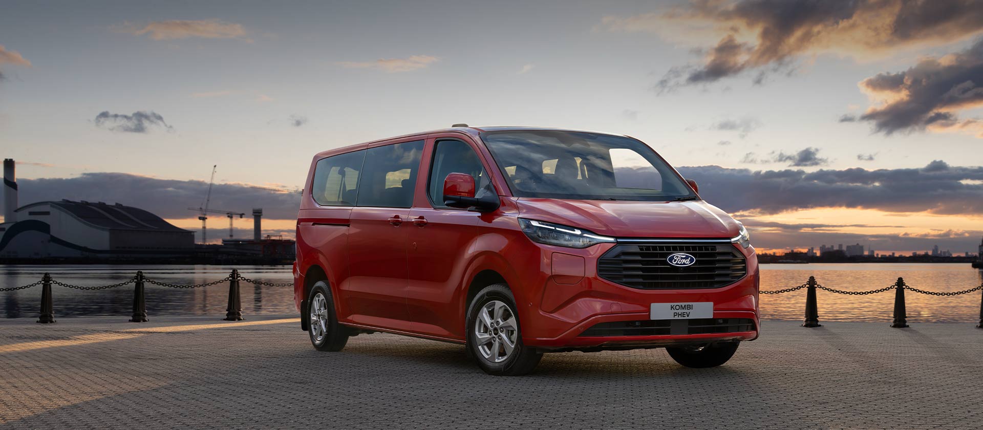 Roter Ford Transit Custom Kombi PHEV