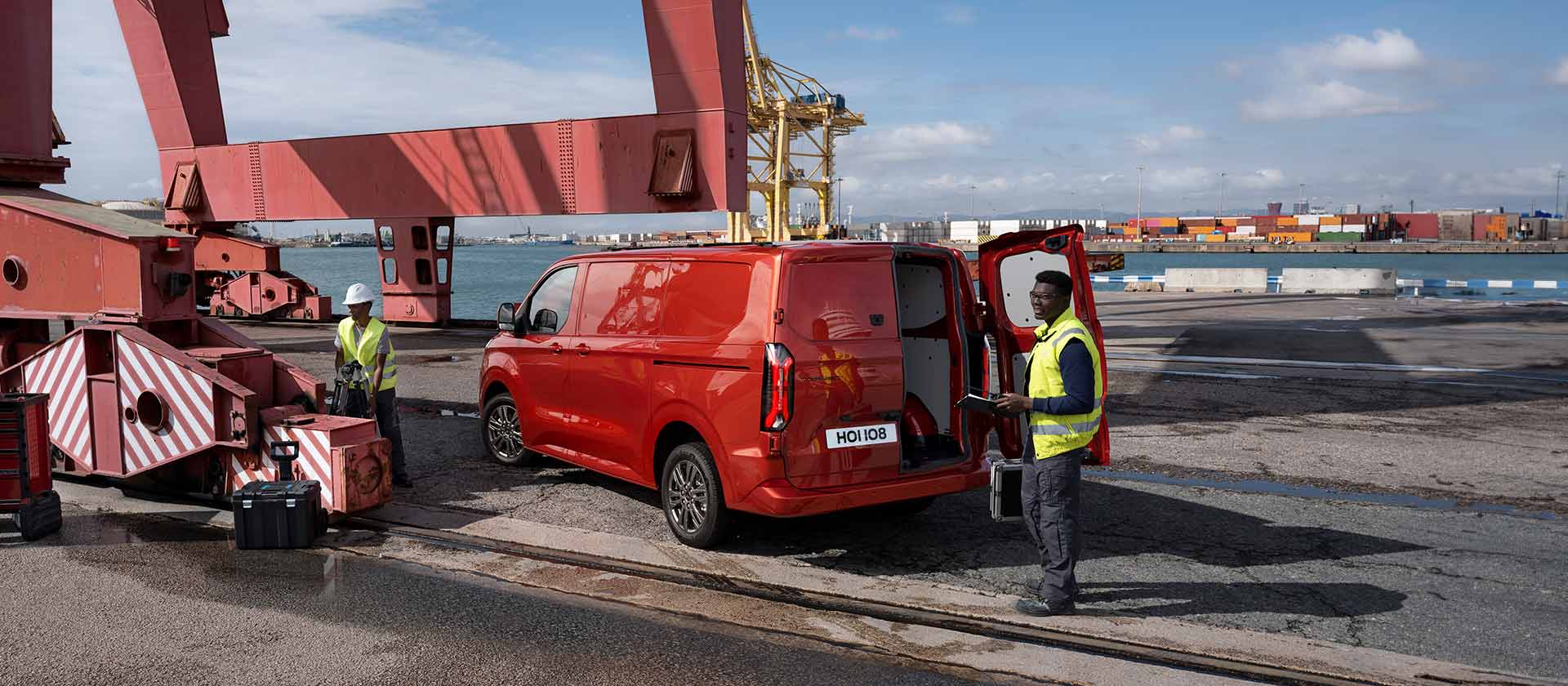 Roter Ford Transit Custom Kleintransporter an einem Hafen