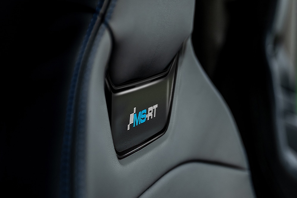 Nahaufnahme des MS-RT-Logos auf einem Autositz.