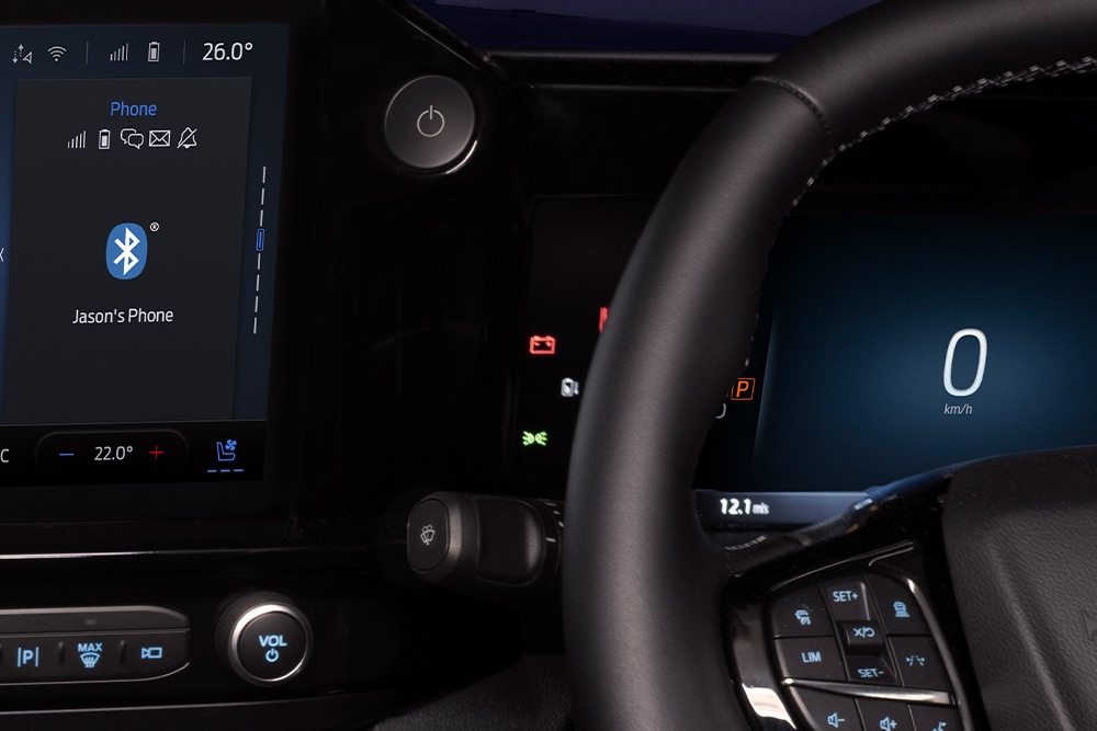 Nahaufnahme des Startknopfs im Ford E-Transit Custom Elektro-Transporter.  