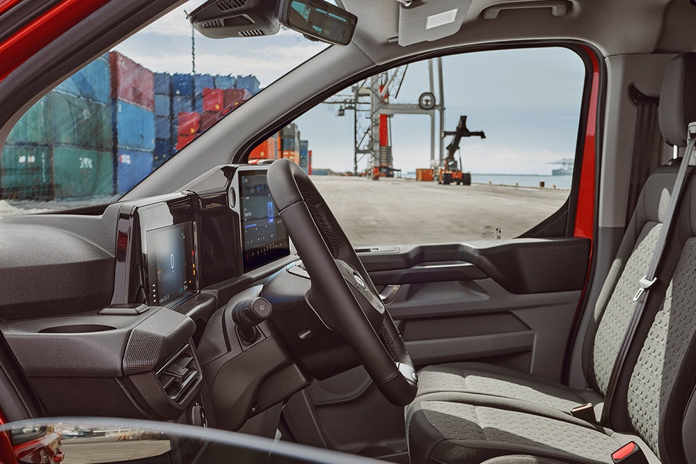 Innenraum eines roten Ford Transit Custom Kleintransporters
