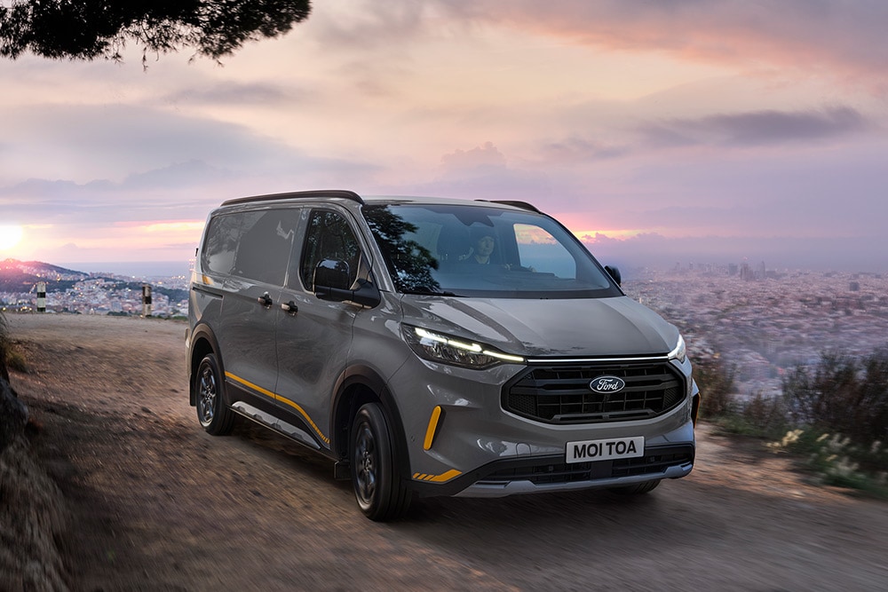 Grauer Ford Transit Custom Trail mit gelben Akzenten