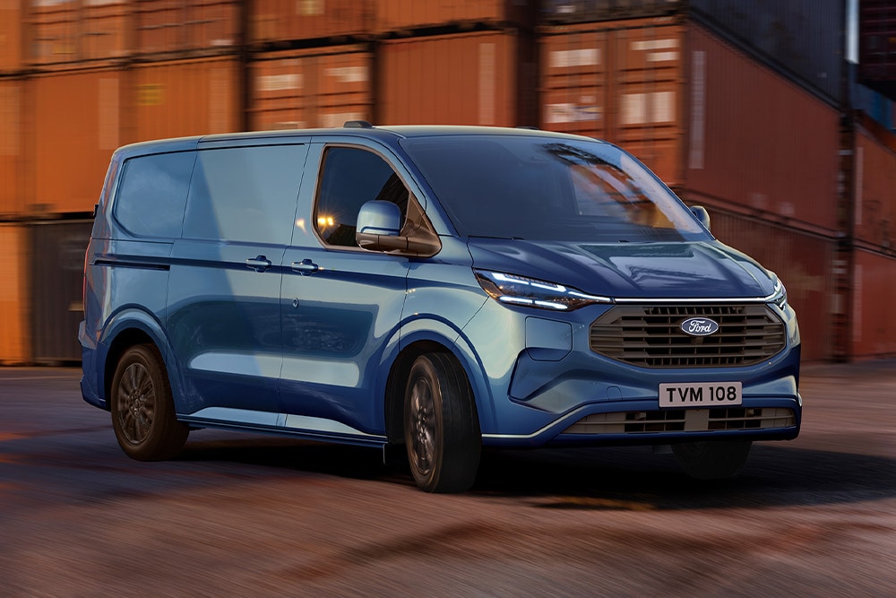 Roter Ford Transit Custom Plug-in-Hybrid beim Laden