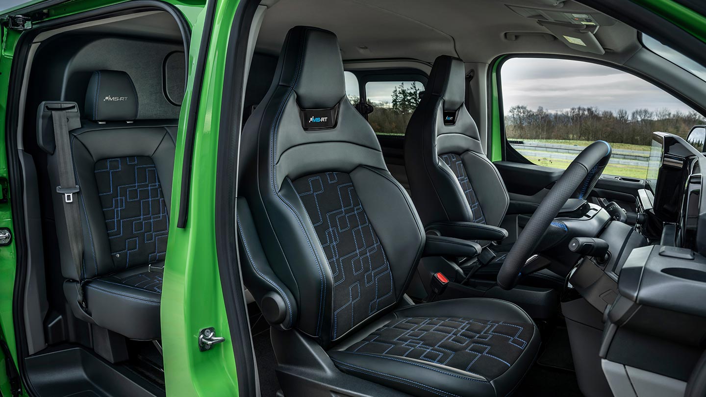 Innenansicht eines grünen Ford Transit Custom MS-RT mit Blick auf die Vordersitze.