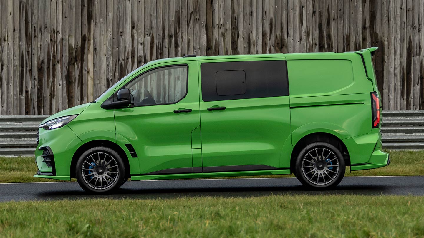 Seitenansicht eines grünen Ford Transit Custom MS-RT.