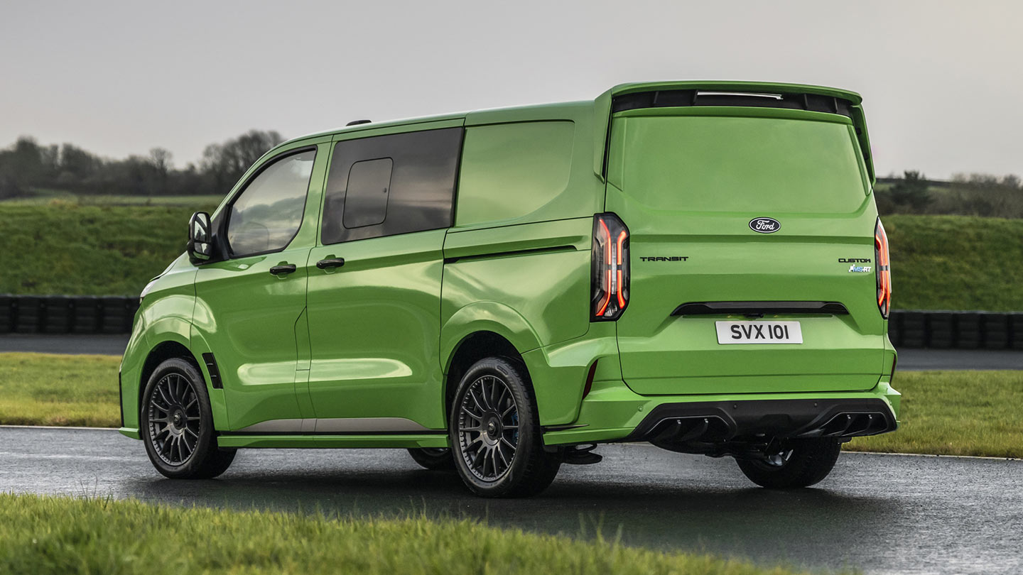 Heckansicht eines grünen Ford Transit Custom MS-RT.  