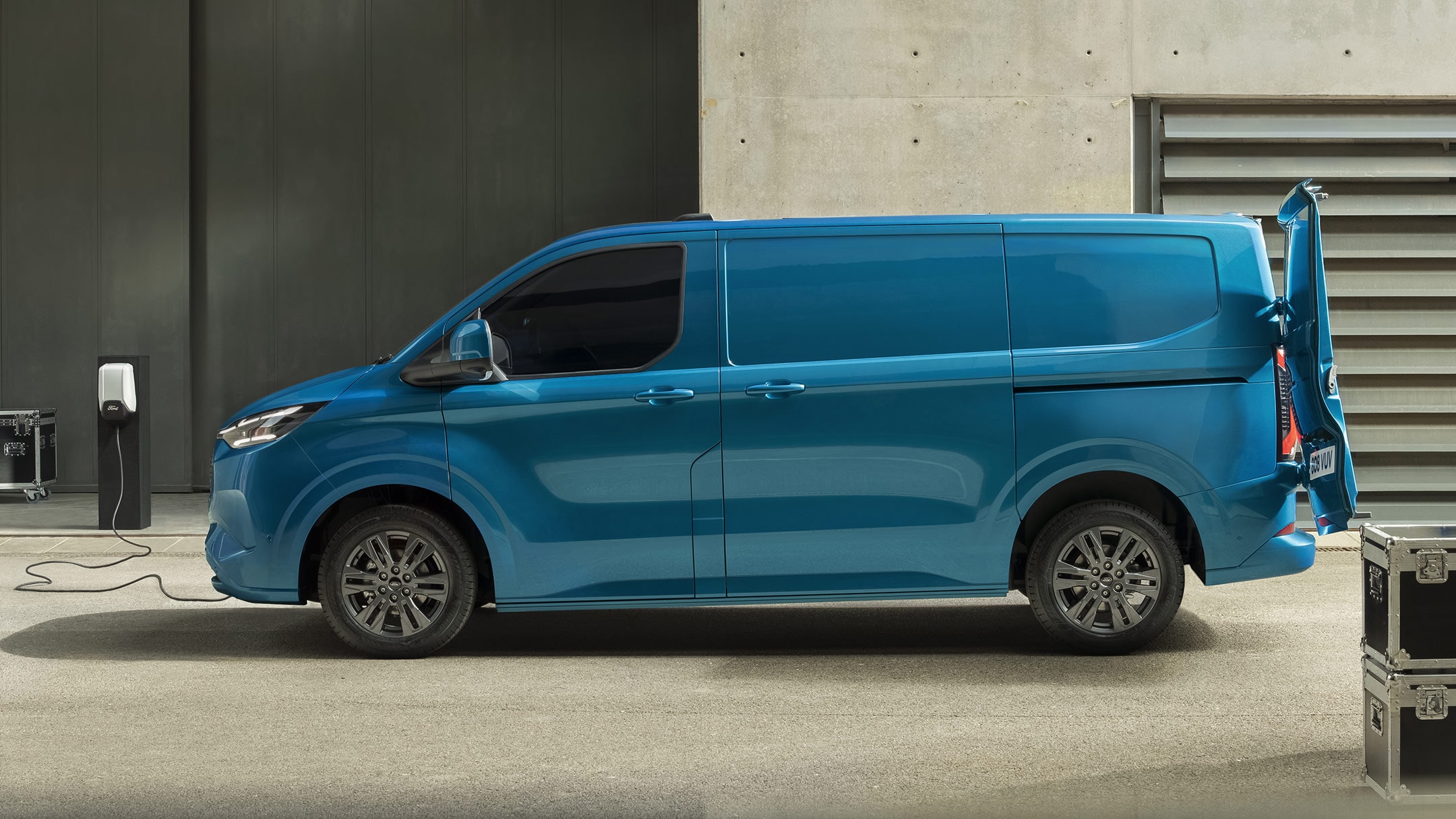 Detailansicht Kühlergrill mit Ladeklappe des Ford E-Transit