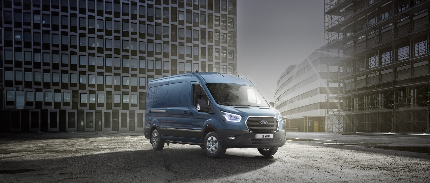 Ford Transit in Blau, unterwegs auf einer Straße