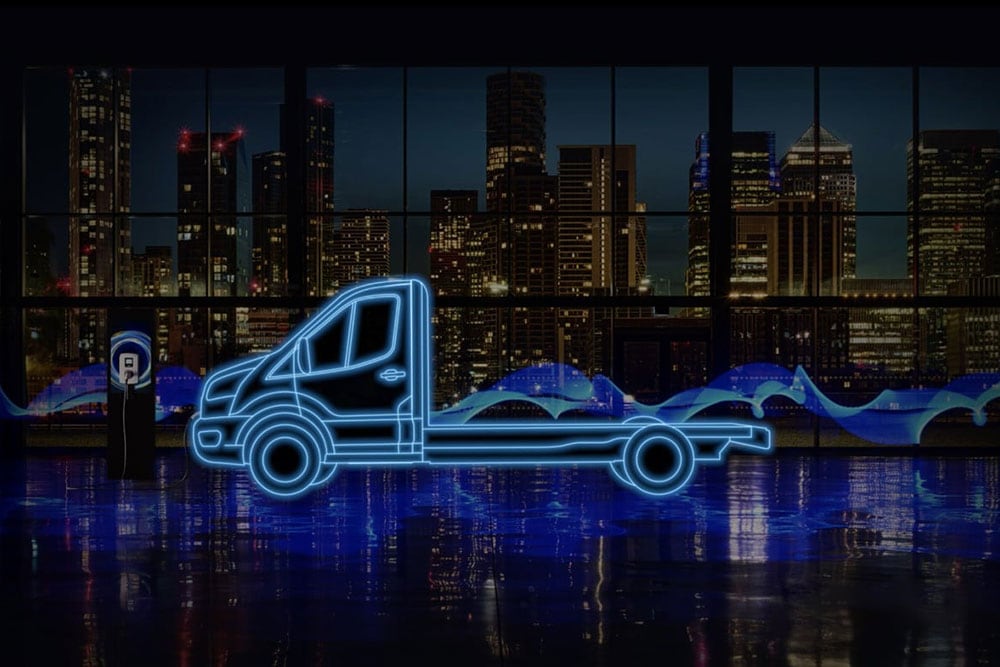 Neonblaue Umrisse eines Ford E-Transit Fahrgestells mit Fahrerhaus und Ladestation vor der Skyline einer Stadt.