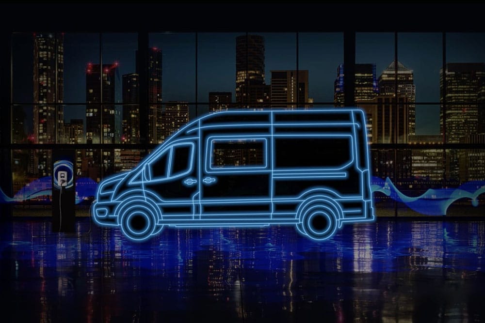 Neonblaue Konturen eines Ford E-Transit Doppelkabinen und einer Ladestation vor der Skyline einer Stadt.
