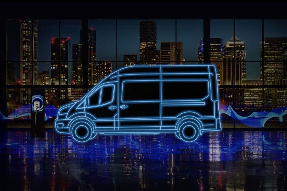 Neonblauer Umriss eines Ford E-Transit  Kastenwagen und einer Ladestation vor einer Skyline der Stadt.
