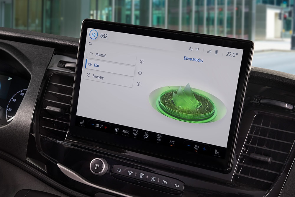 Armaturenbrett eines Ford E-Transit Kastenwagen mit einem Touchscreen, der die Fahrmodi anzeigt.