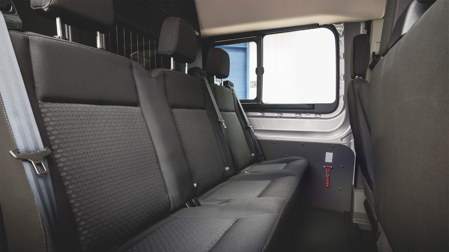 Elektrischer Ford E-Transit Doppelkabine Innenraum 2. Sitzreihe