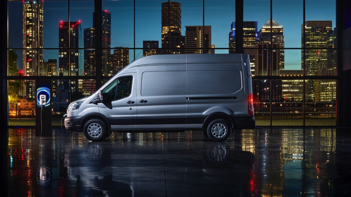 Seite elektrischer Ford E-Transit Kastenwagen Stadt und aufladen