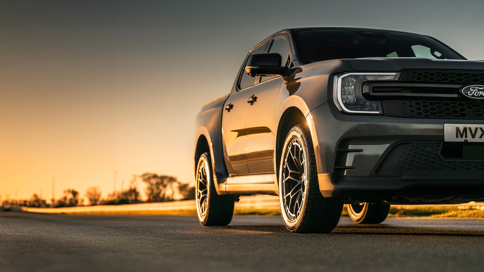 Ford Ranger MS-RT fahrend in der Dämmerung auf einer Strecke.