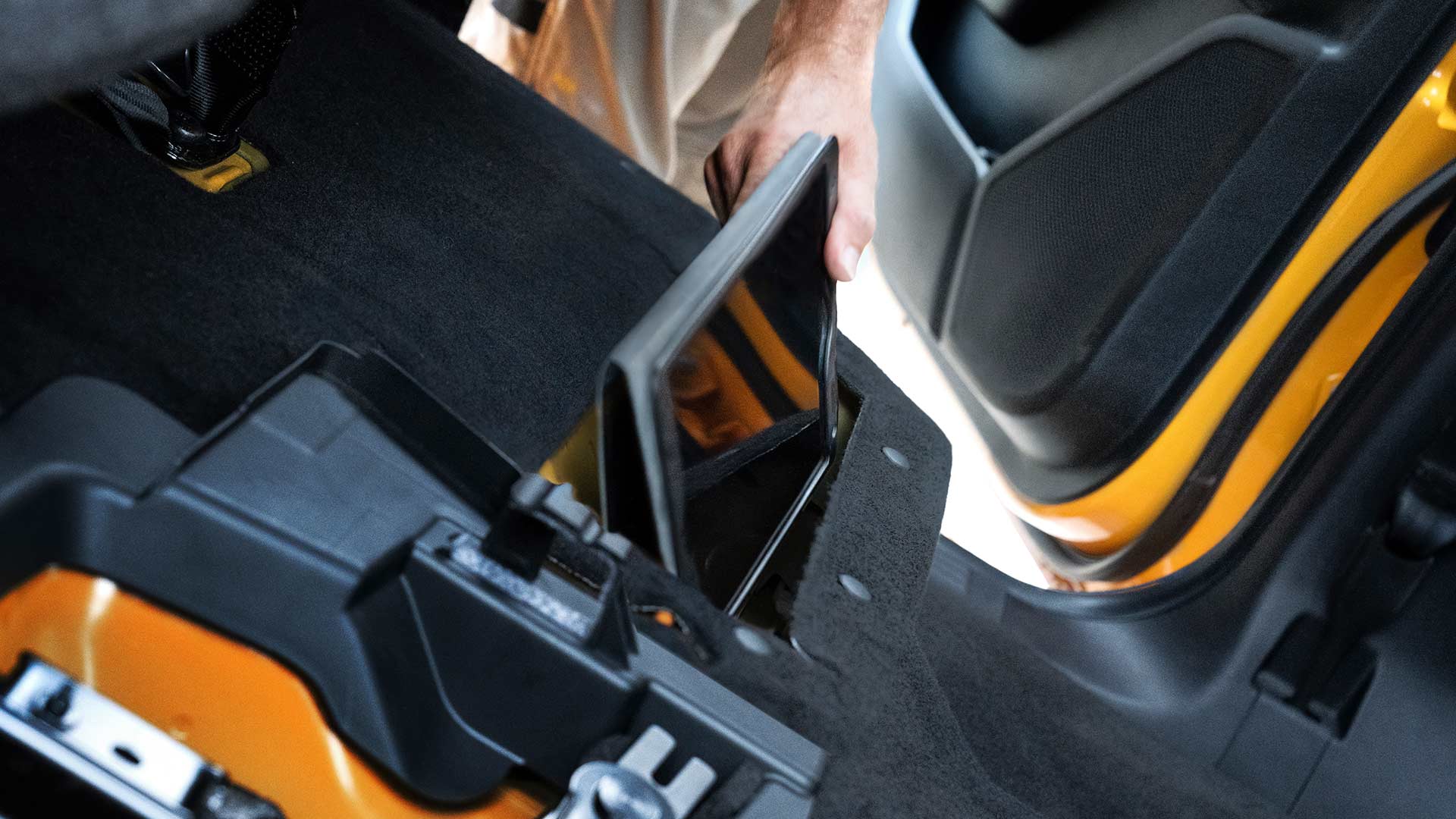 Nahaufnahme des Staufachs unter dem Rücksitz im Ford Ranger Wildtrak.