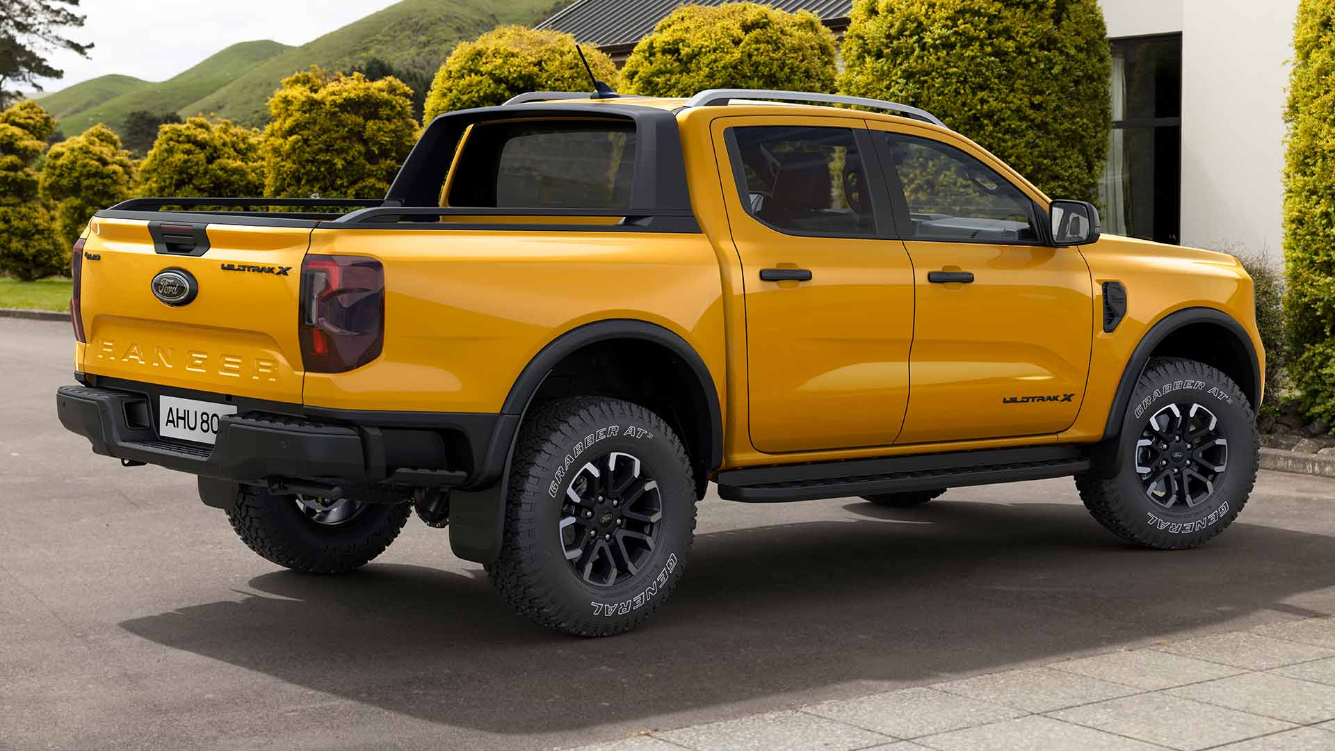 Gelber Ford Ranger Doppelkabine, geparkt in einer gepflasterten Einfahrt.