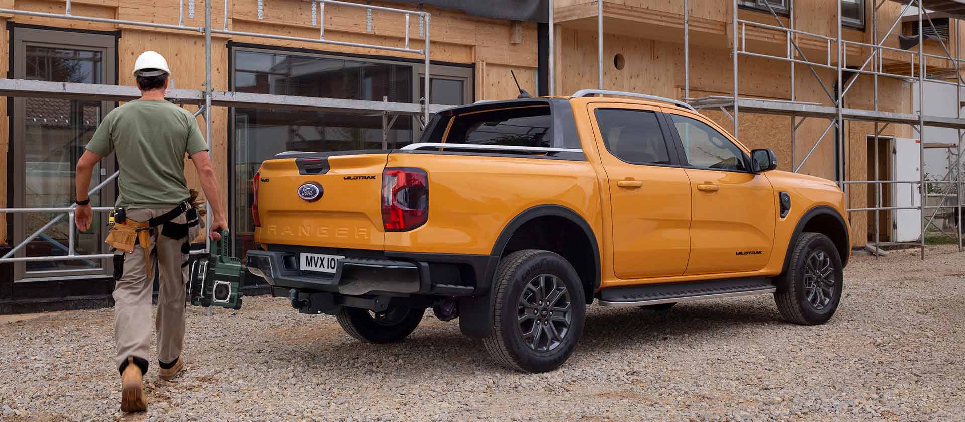 Heckansicht eines gelben Ford Ranger Wildtrak Doppelkabine auf einer Baustelle.